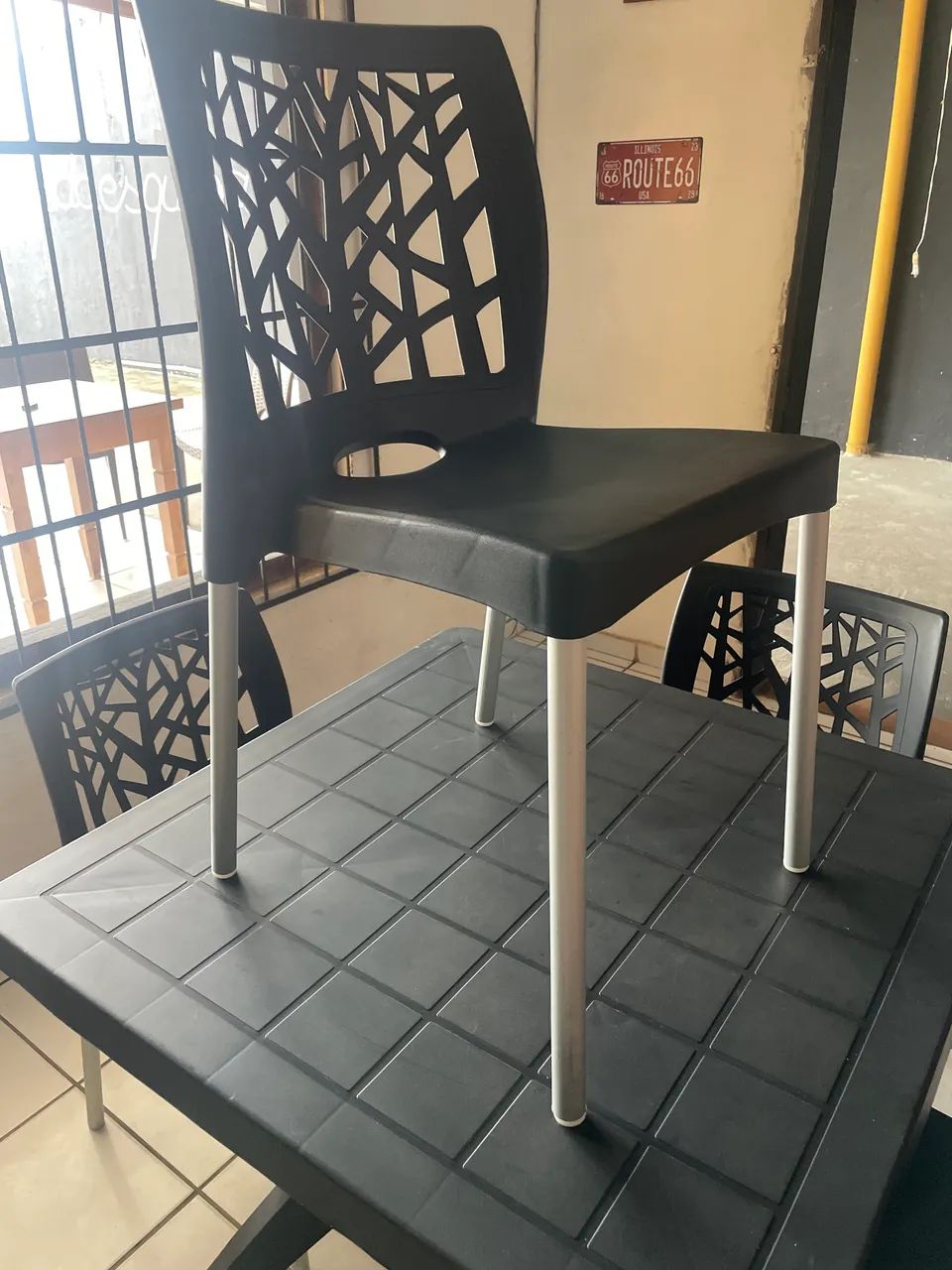 Conjunto de mesa com cadeiras(tenho 9 conjuntos) - Foto 2