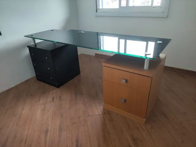 Mesa de Escritório Elegante com Tampo de Vidro - R$ [700,00]