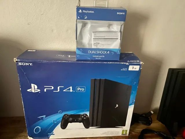 Vendo PS4 PRO 1 Tera com caixa original + 4 jogos - Videogames