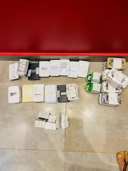 Vendo tomadas sobra de uma obra 