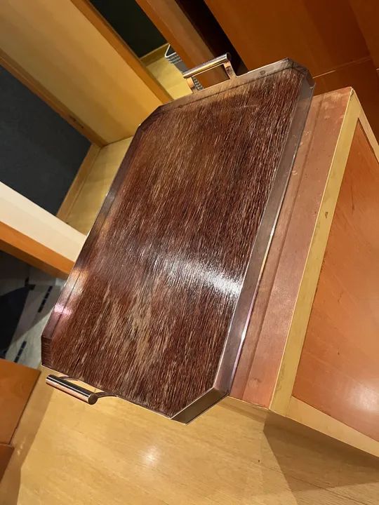 Bandeja de prata e madeira dartisan