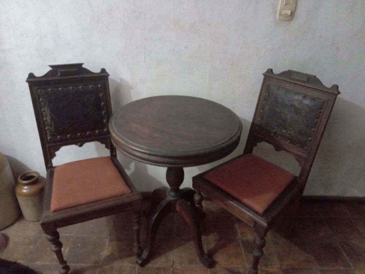 Mesa com duas cadeiras antigas