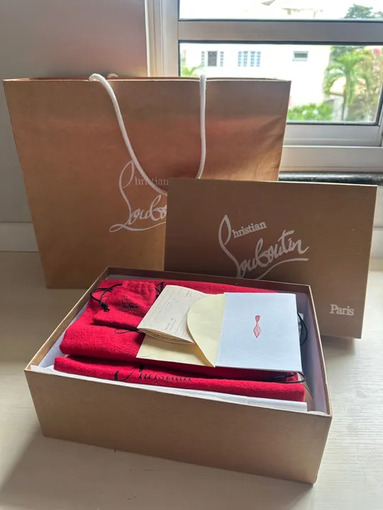 Salto alto Louboutin bege