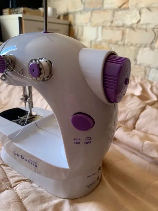 Mini Máquina De Costura Reta Portátil Com Pedal 110v/ 220v Cor Branco 110V/220V - Foto 2