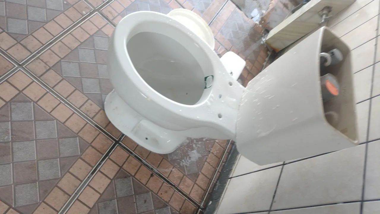 Vendo vaso sanitário com caixa acopladacompleta,mais lavatorio lavatorio