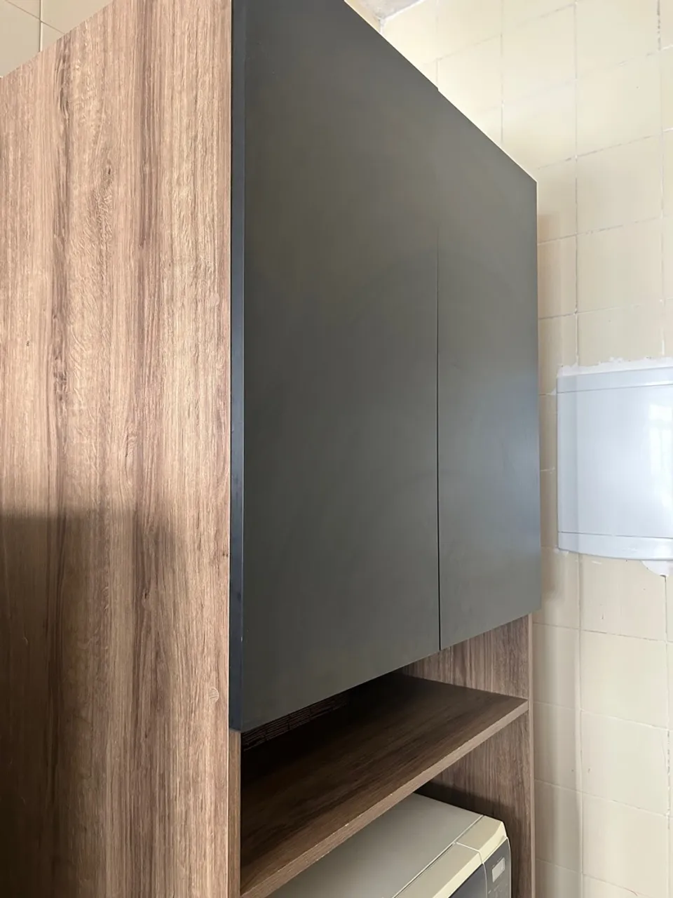 Armário de cozinha com prateleiras