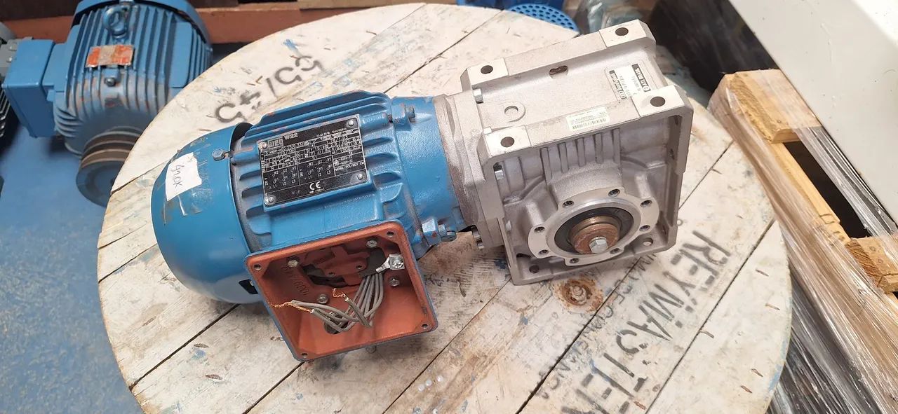 Motoredutor trifásico 0.33 cv redução: 1/10. Rotação final: 107.