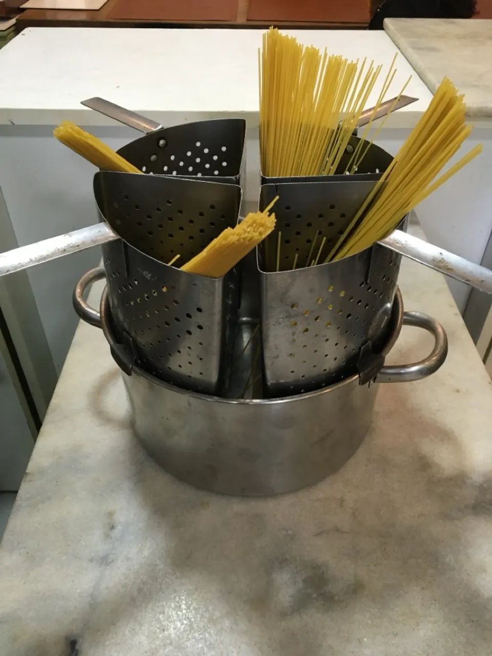 Espagueteira e escorredores para cozinhar massas e legumes - Foto 2