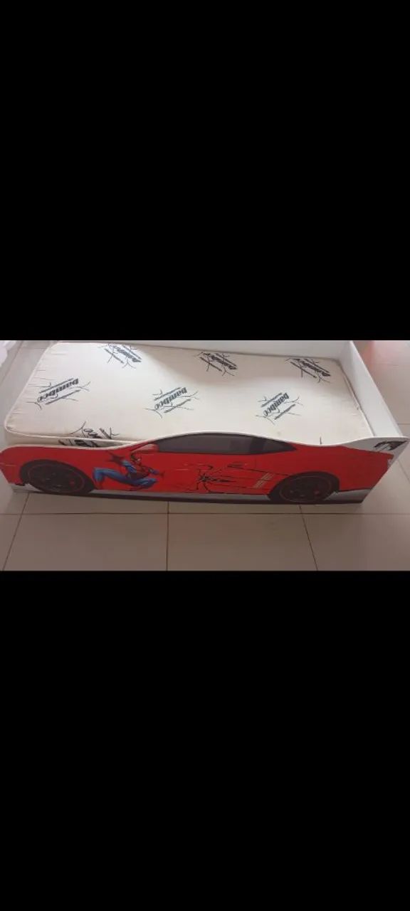 Cama infantil com design de carro homem aranha 