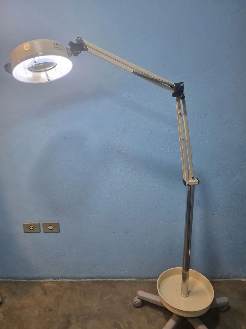 Lupa luminaria articulada com rodízio  - Foto 6
