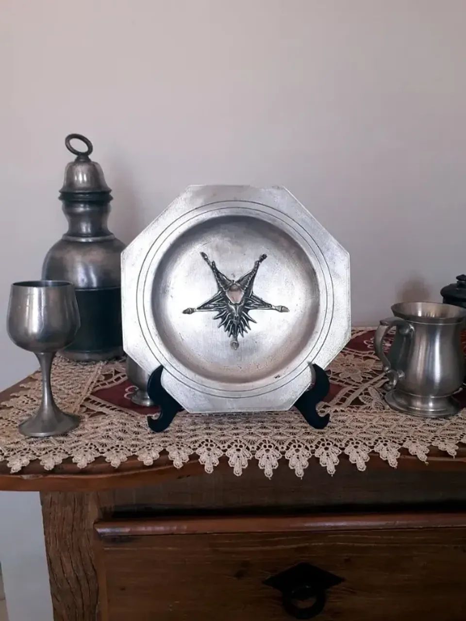 Prato Estanho Com Placa Baphomet 18cm Bode Maçonaria