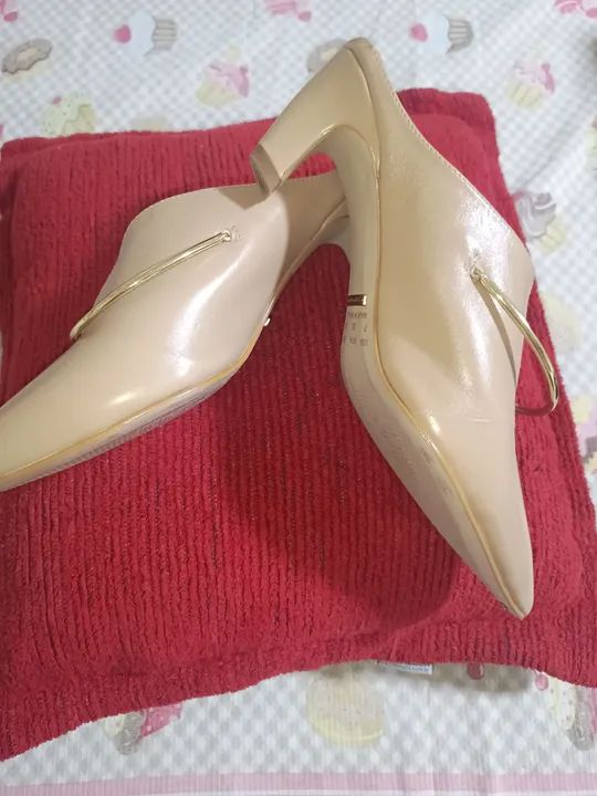 Scarpin Lança Perfume Bege com Detalhe Dourado - Foto 2