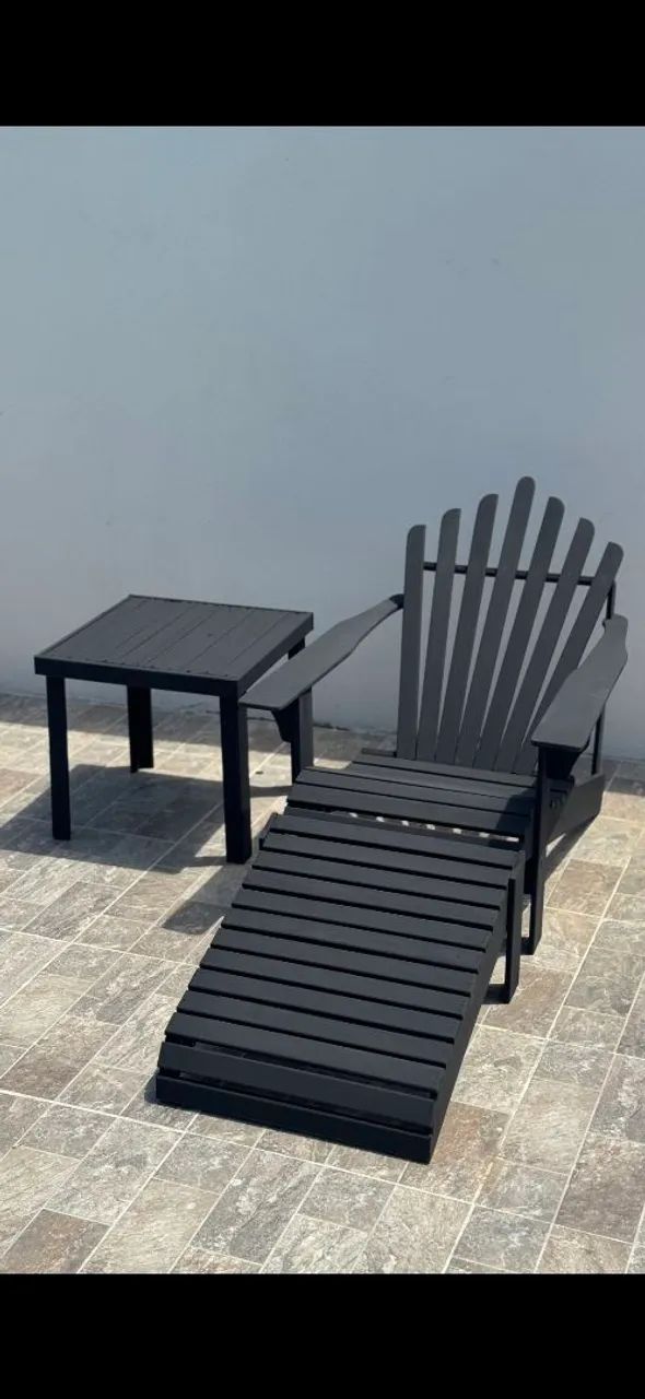 Cadeira pavão com apoio de pé preta 