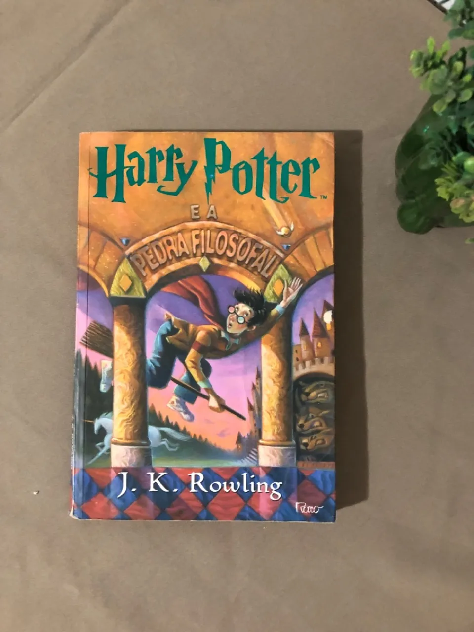 Harry Potter e a Pedra Filosofal - J.K. Rowling