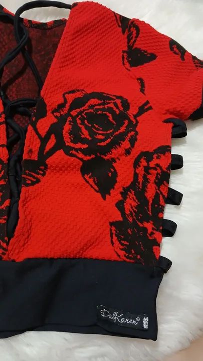 Blusa vermelha com rosas preta curta. - Foto 2