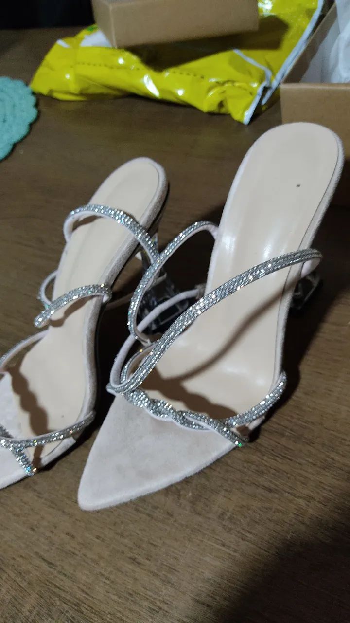 Sandália de salto alto transparente com detalhes em strass - Foto 5