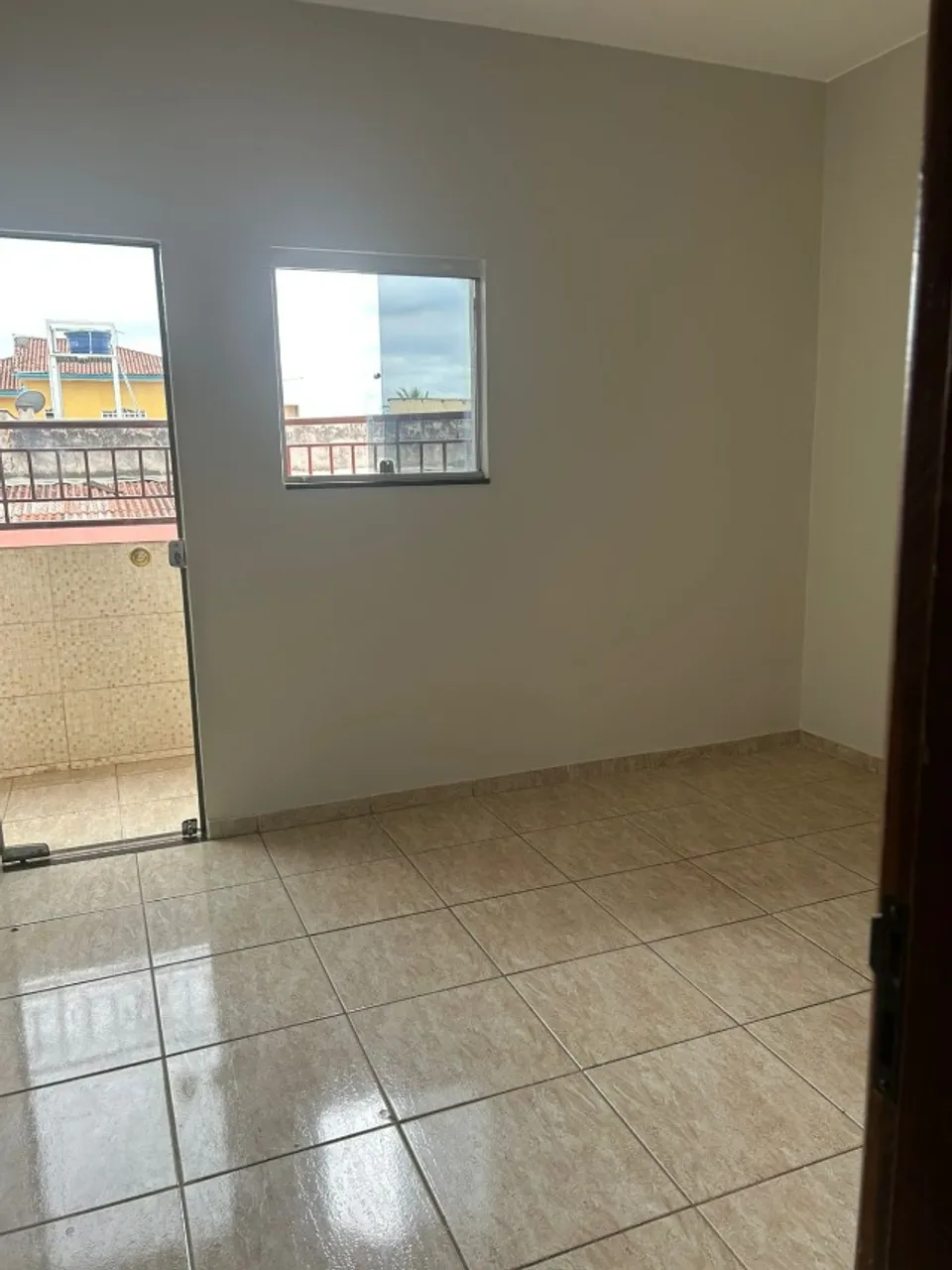 Alugo apartamento de tres quartos