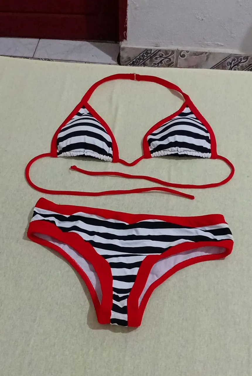 Conjunto Biquini Listrado com Detalhes em Vermelho