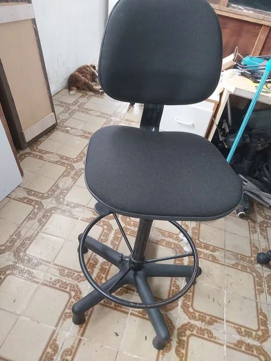 Cadeira de Escritório Giratória sem  Rodinhas