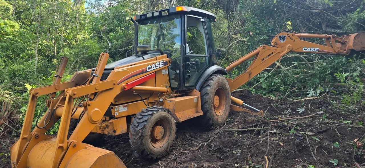 Retroescavadeira CASE 580 - 2011