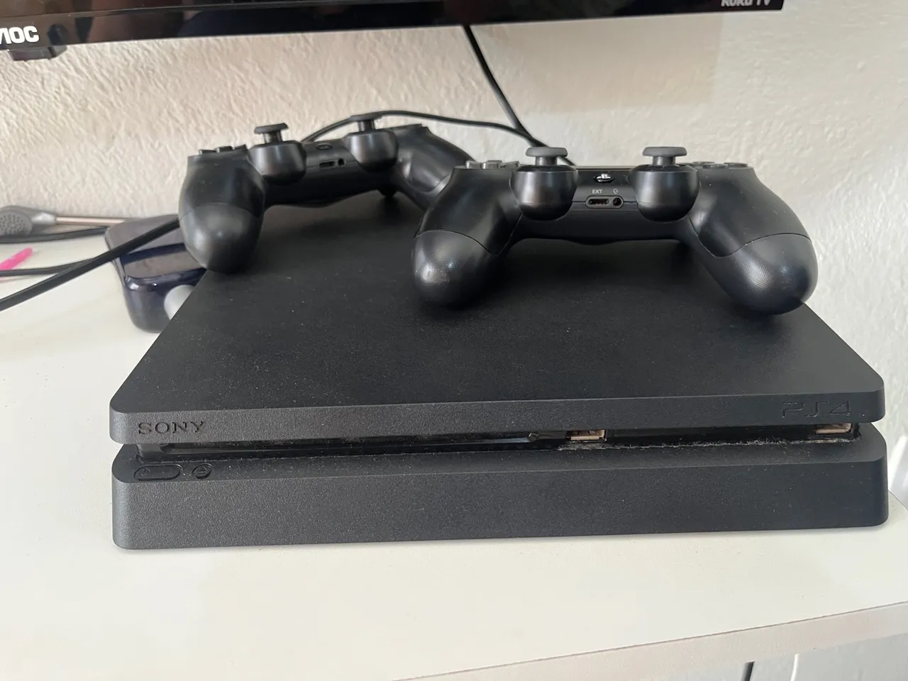 Playstation 4 com 2 Controles