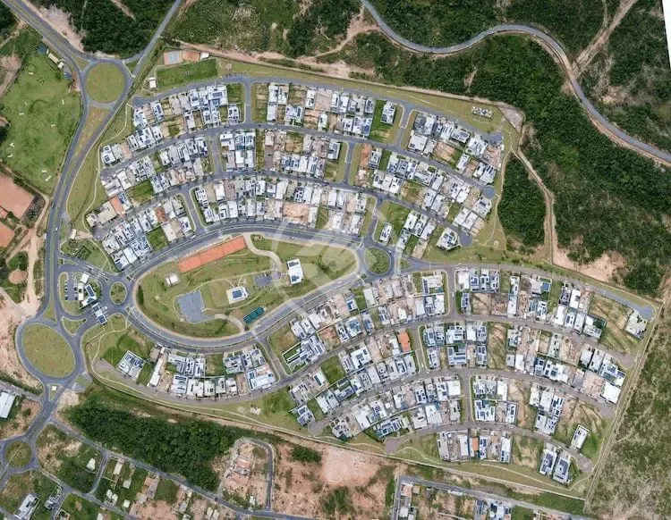 Excelente lote no condomínio Villa Jardim, com topografia diferenciada, região do Santa Ro