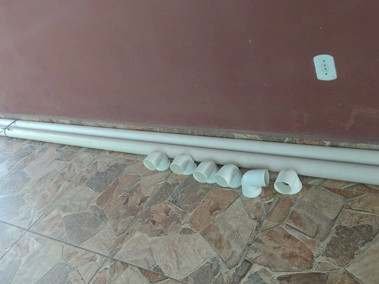 Vendo 2 canos PVC de 75 com 6 joelhos  - Foto 4
