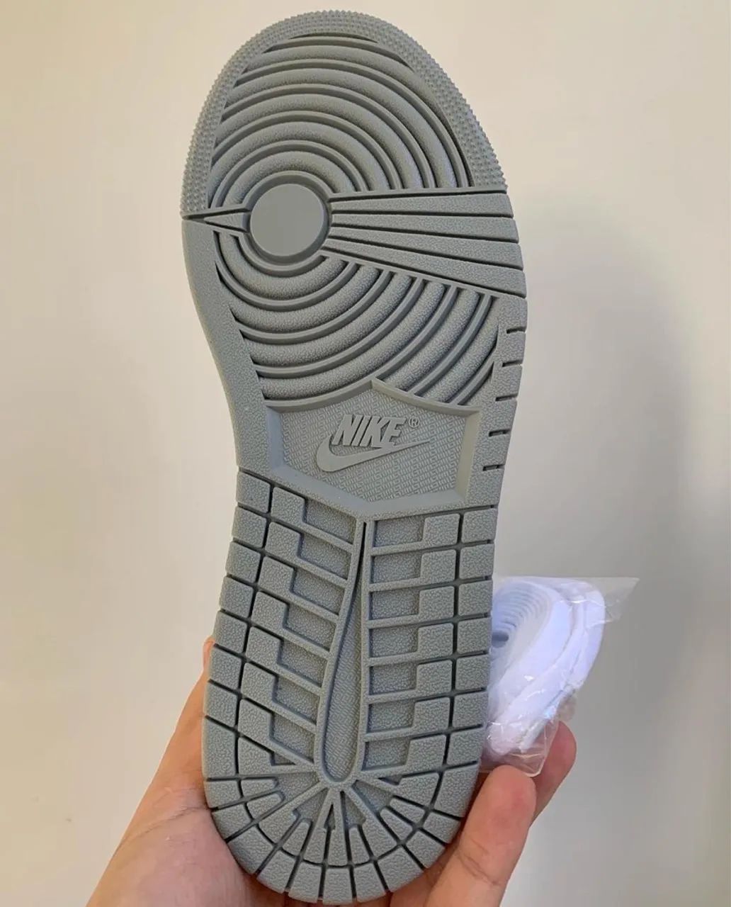 Tênis Air Jordan 1 Low - Cinza e Branco - Foto 3