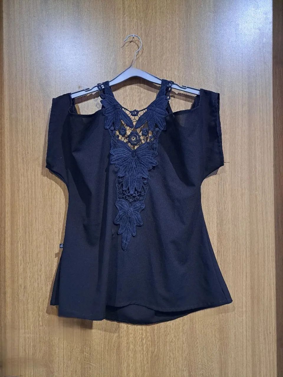 Camisa em crepe e gruipir m com recorte nas mangas