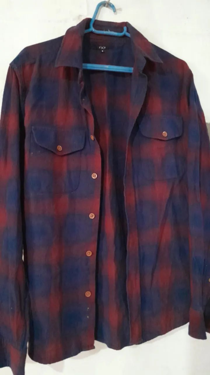 Camisa xadrez vermelha e azul