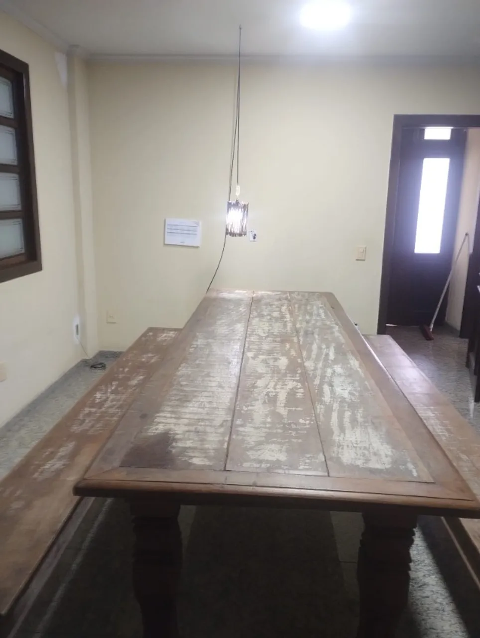 Mesa de jantar com madeira rústica de demolição