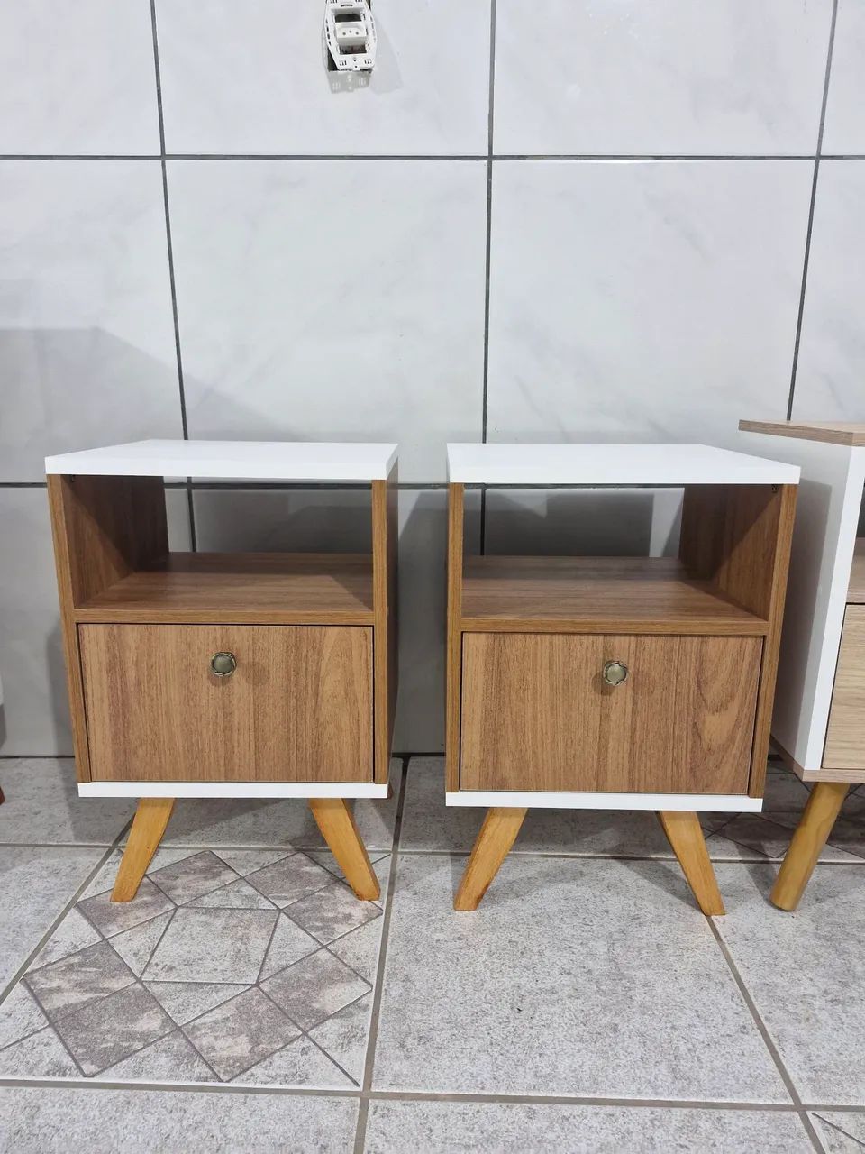 2 Criados Mudos Brancos com Detalhes em Mdf madeirado  - Foto 3
