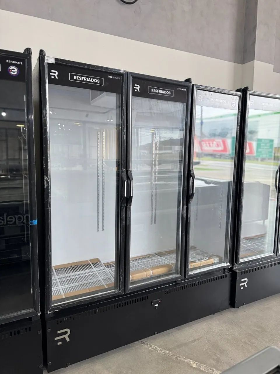 Auto serviço refrigerado 3 portas refrimate fundo branco (alef)