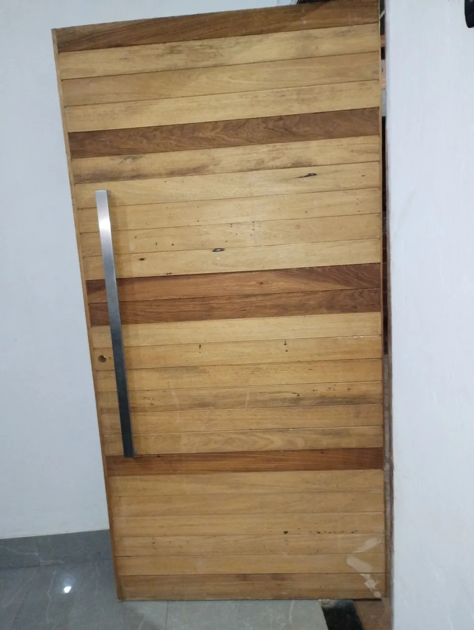 Porta de Madeira Maciça - Design Moderno