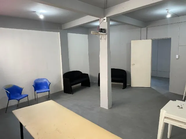 Salas Comerciais Arejadas (ar-condicionado, pia)