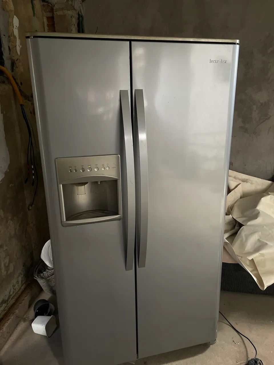 Geladeira Eletrolux side by side