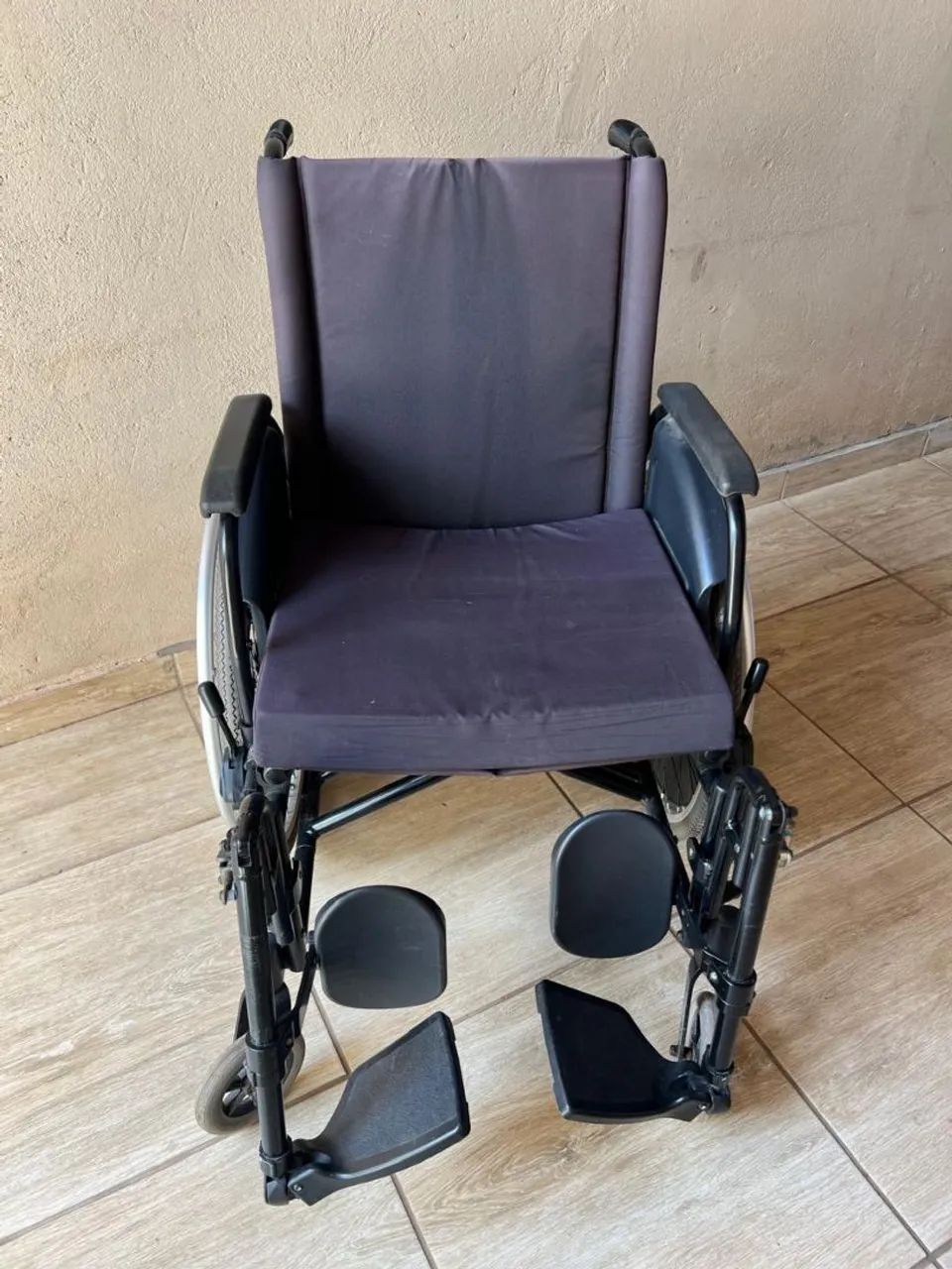 Cadeira de Rodas - Preta - Foto 2
