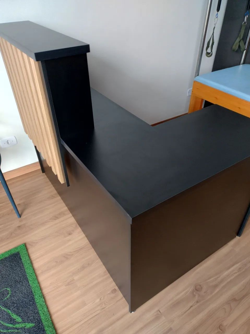 Balcão preto c ripado amadeirado/caixa/recepção  - Foto 3