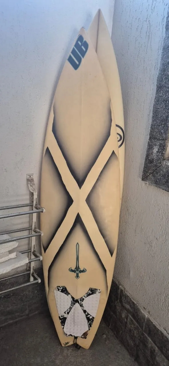 2 Pranchas de Surf com detalhes para arrumar , mas da pra usar