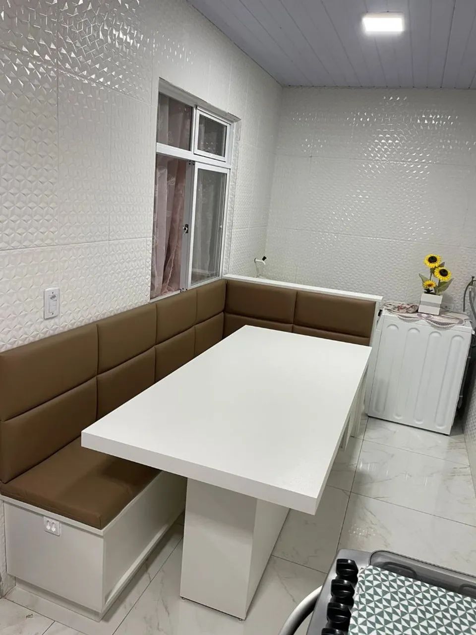 Mesa de Canto com Banco - Ideal para sua cozinha! - Foto 4