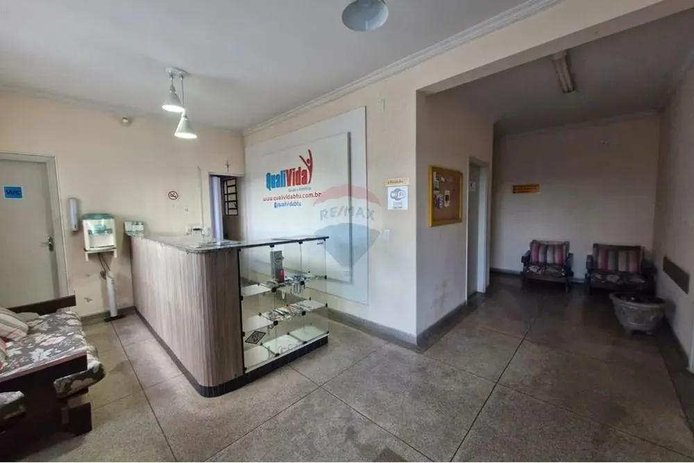 Sala para locação com dois ambientes e banheiro privativo.