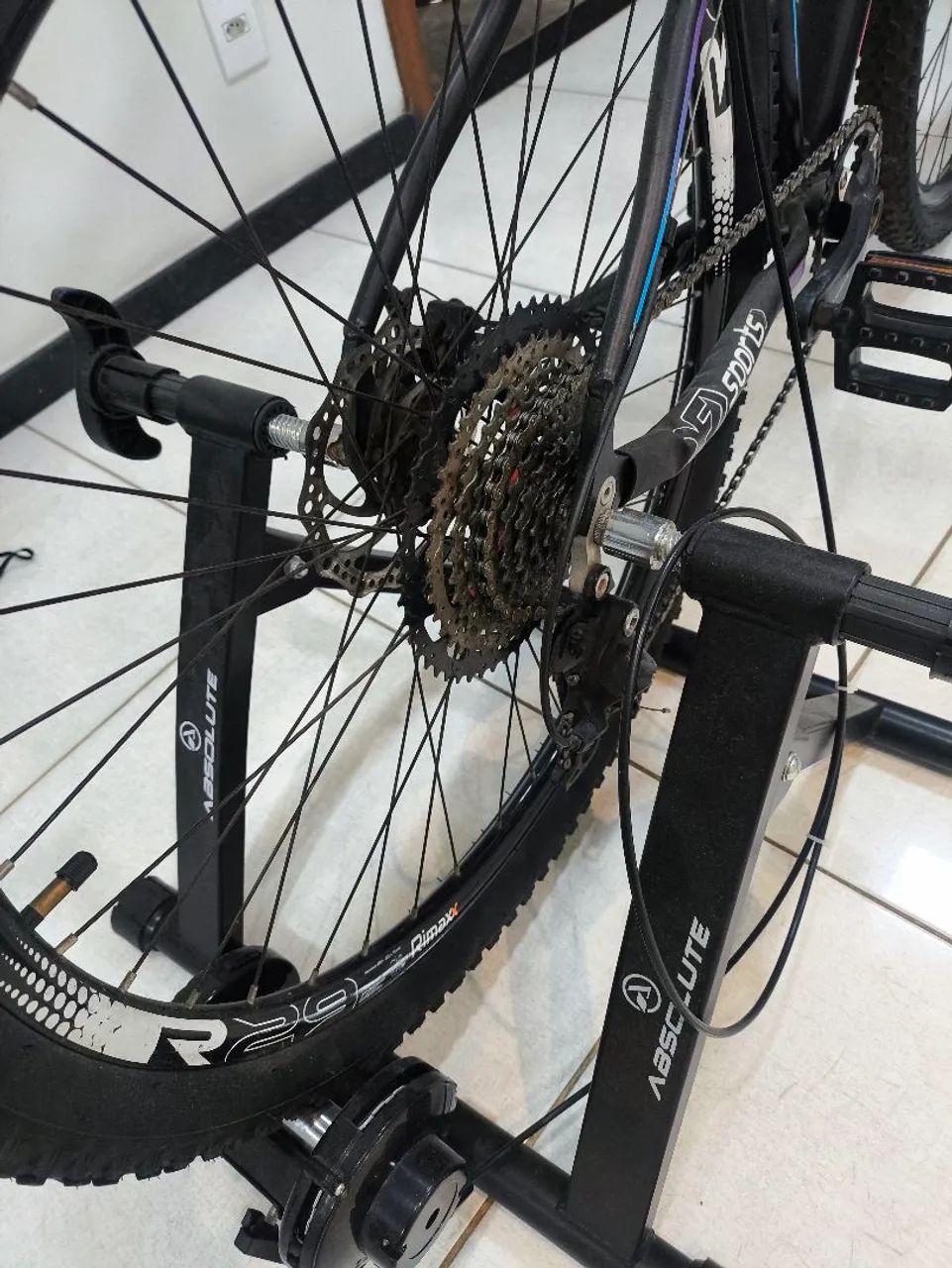 Vendo bicicleta aro 29 seminova com acessórios  - Foto 3