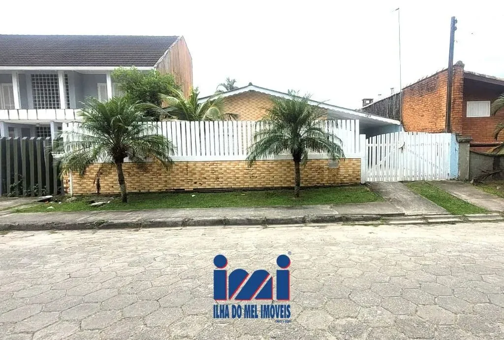 Casa com terreno uma quadra do mar