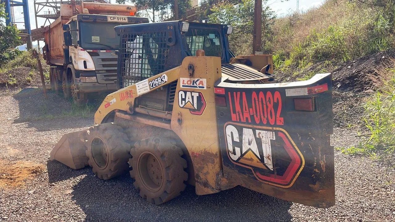 Mini Carregadeira Caterpillar 226B - Foto 5