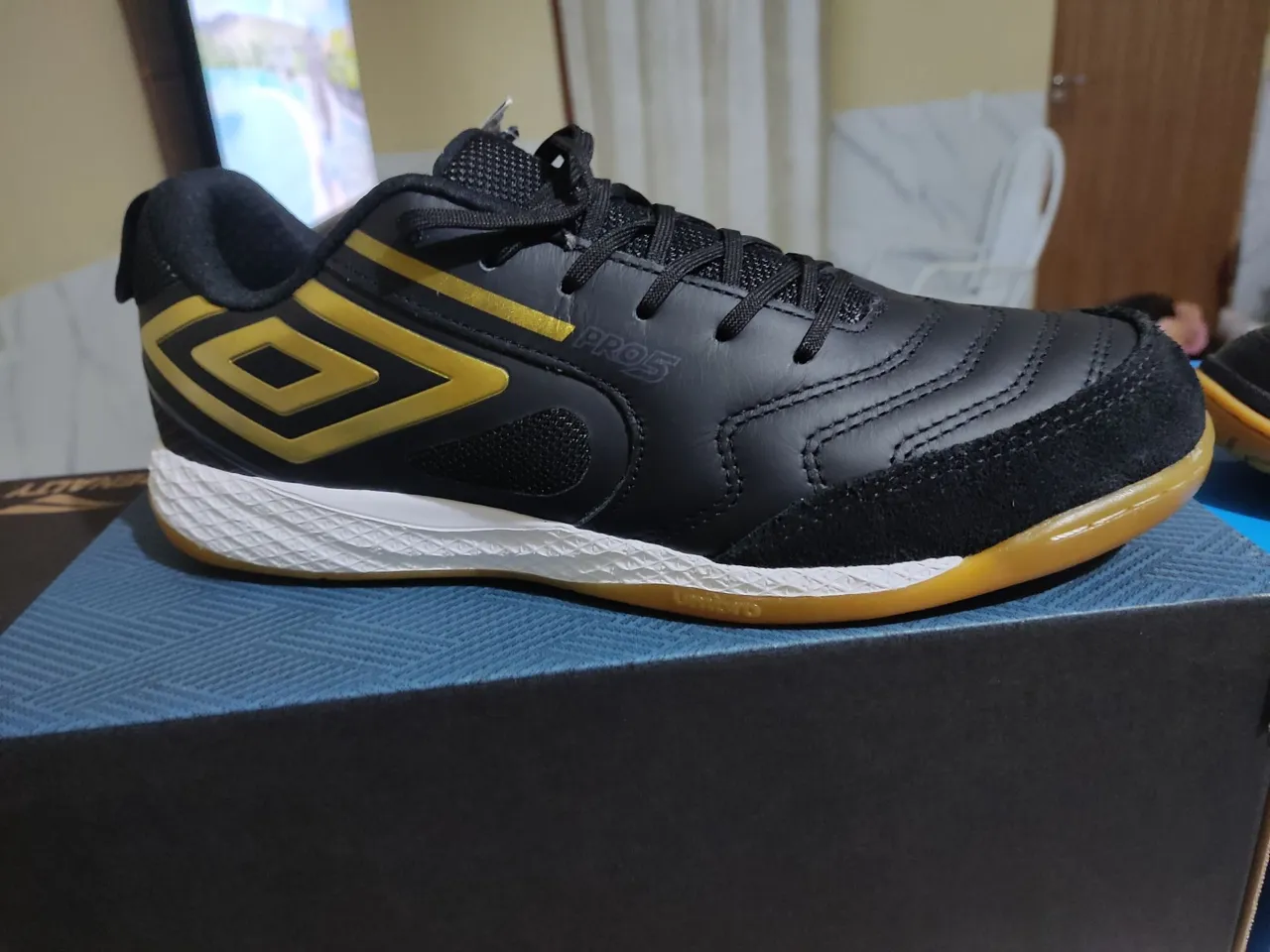 Chuteira Futsal Umbro Pro5 Bump Unissex - Preto e Dourado 100% Original