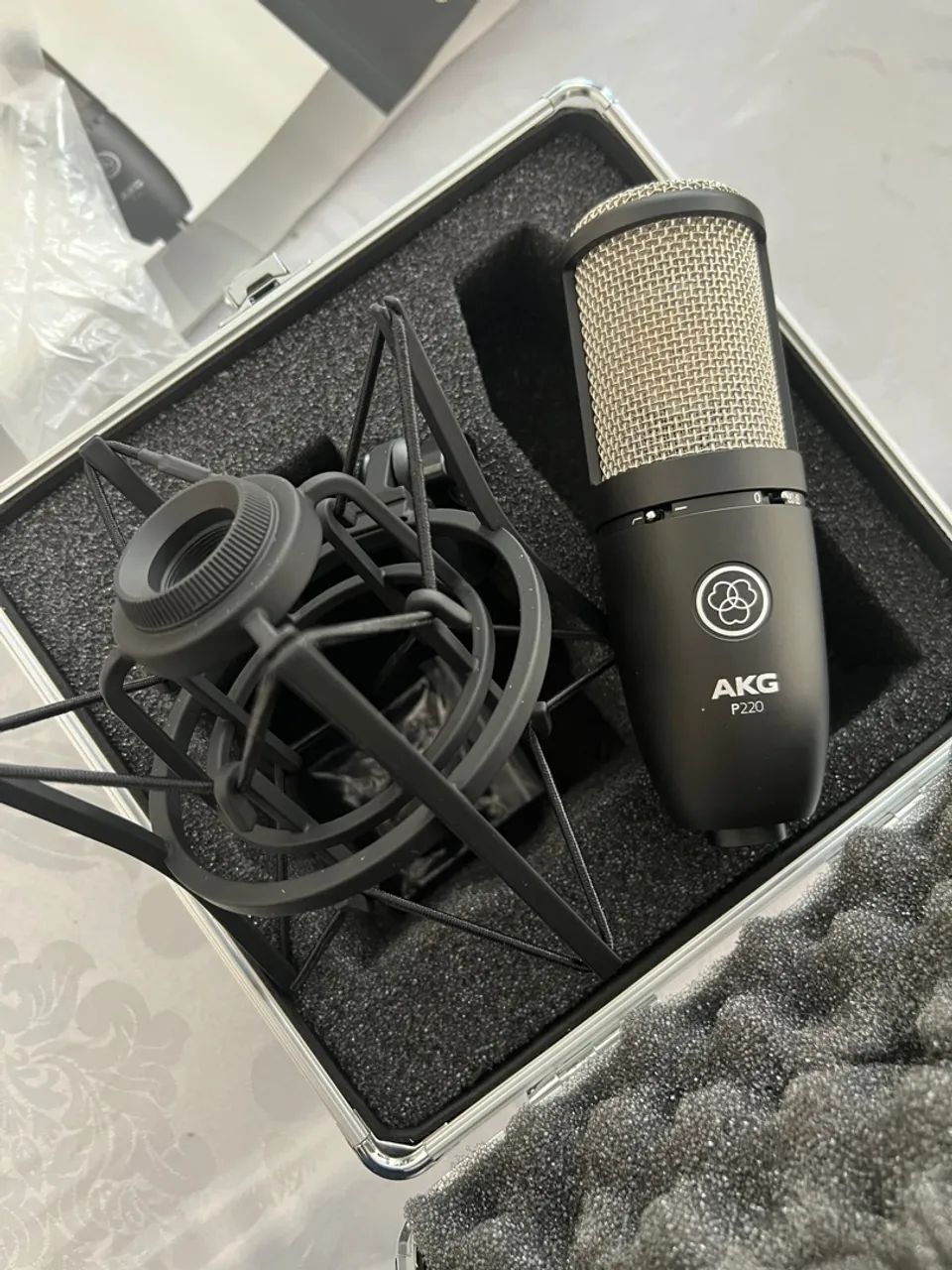 Microfone Condensador AKG P220 - Novo! - Foto 2