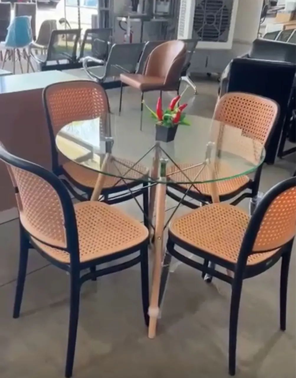 Conjunto Mesa Eames Tampo Vidro 90cm (Nova direto da Fábrica)