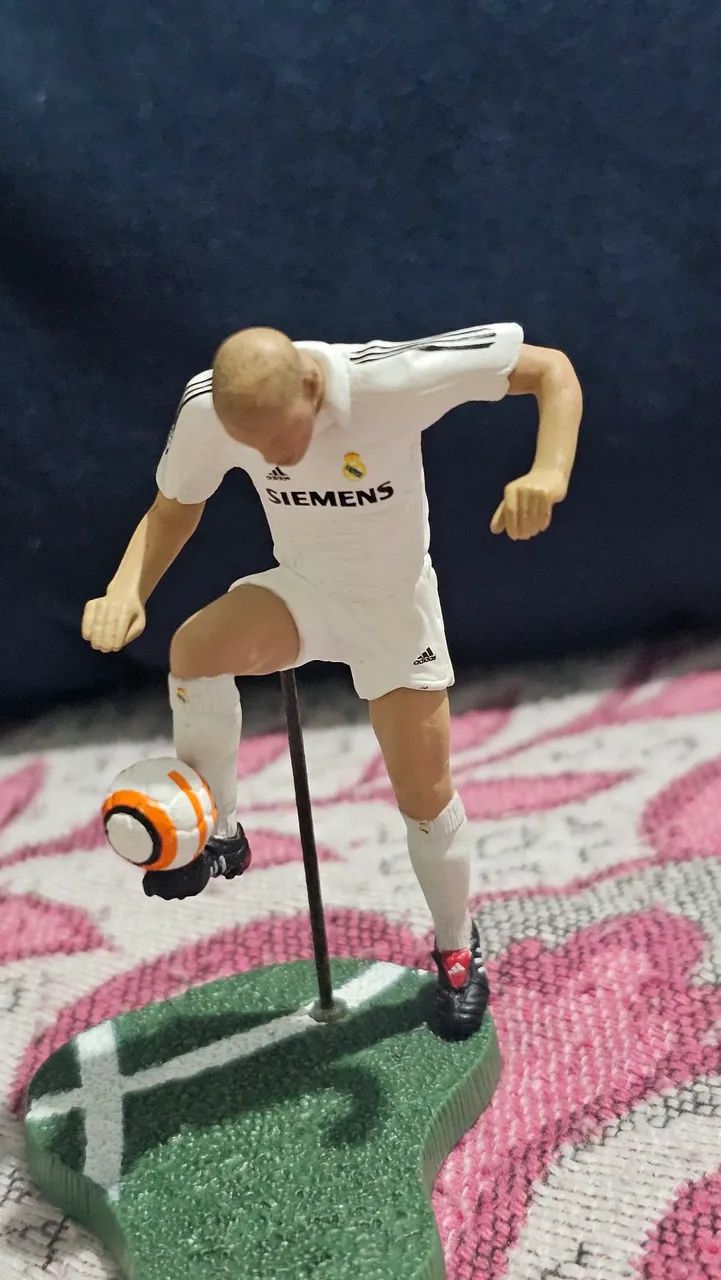 COLEÇÃO JOGADORES FT CHAMPIONS "LOS GALÁCTICOS" REAL MADRI ZIDANE ITEM RARO COLECIONADOR - Foto 3