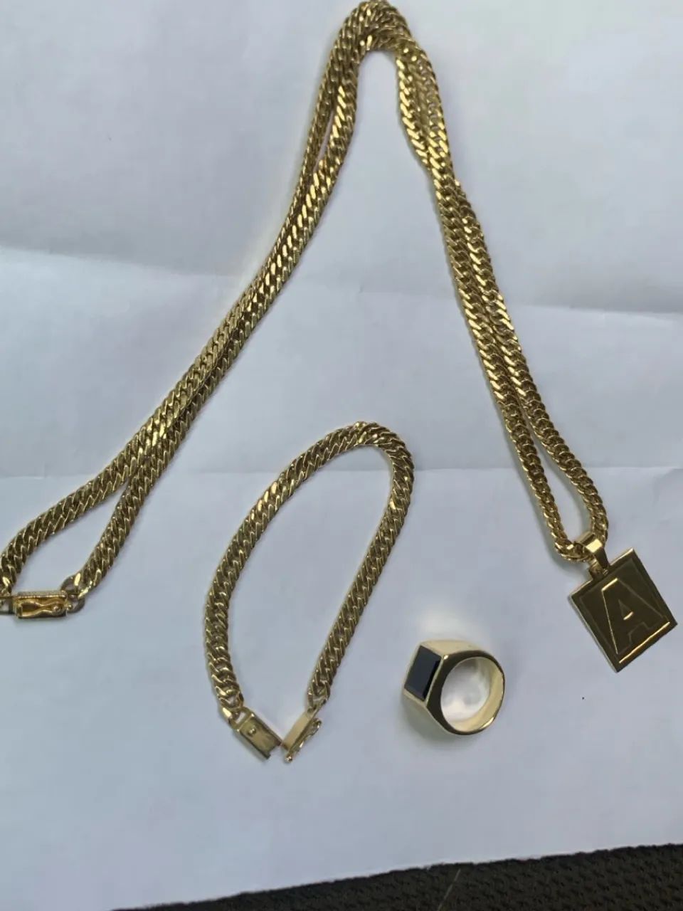 Vendo corrente, pulseira e anel banhado a ouro 18.  Relógio invicta original dos usa. 