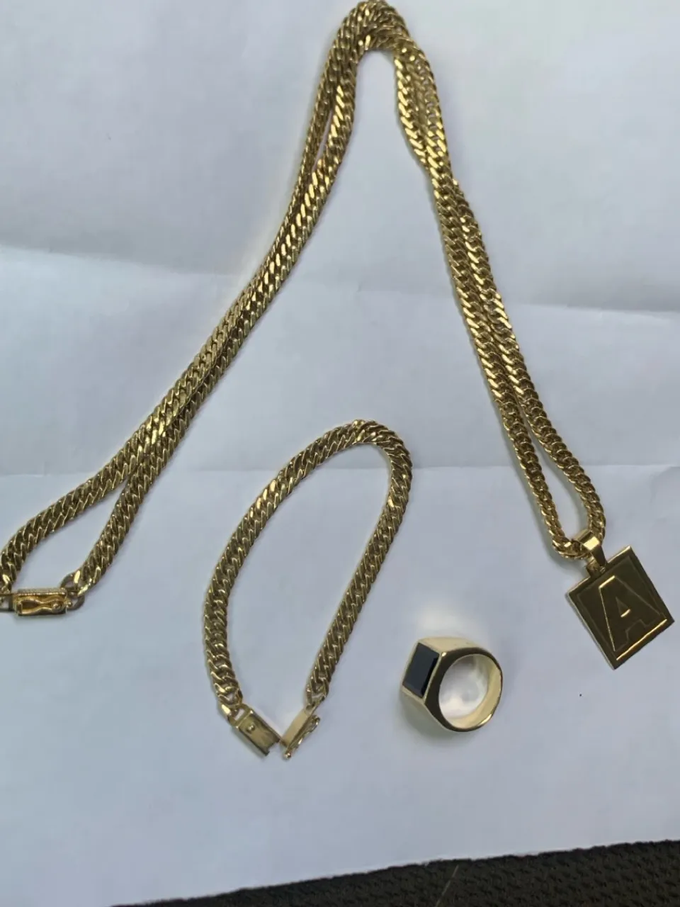 Vendo corrente, pulseira e anel banhado a ouro 18. Relógio invicta original dos usa.